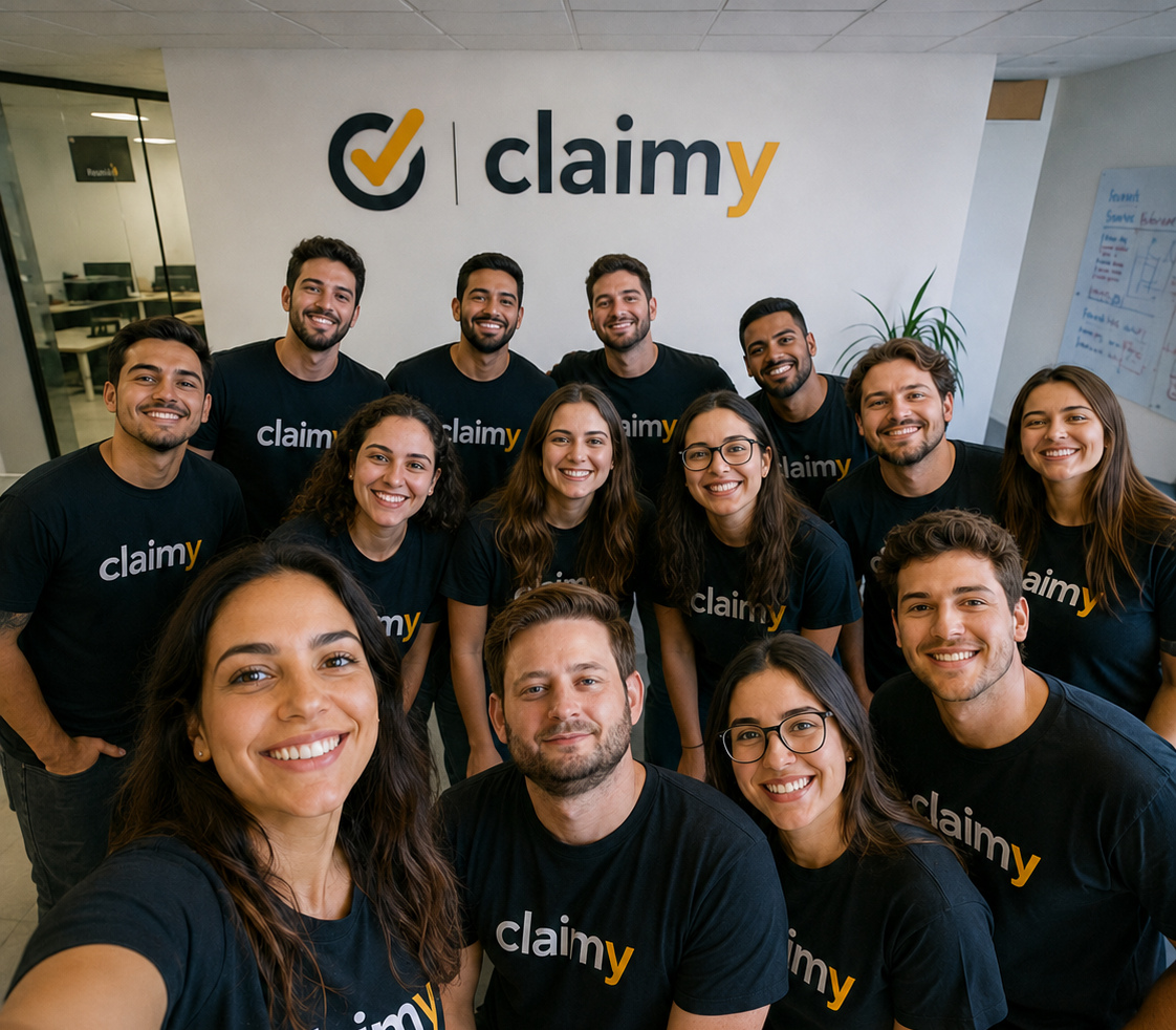 Equipe completa da Claimy reunida no escritório