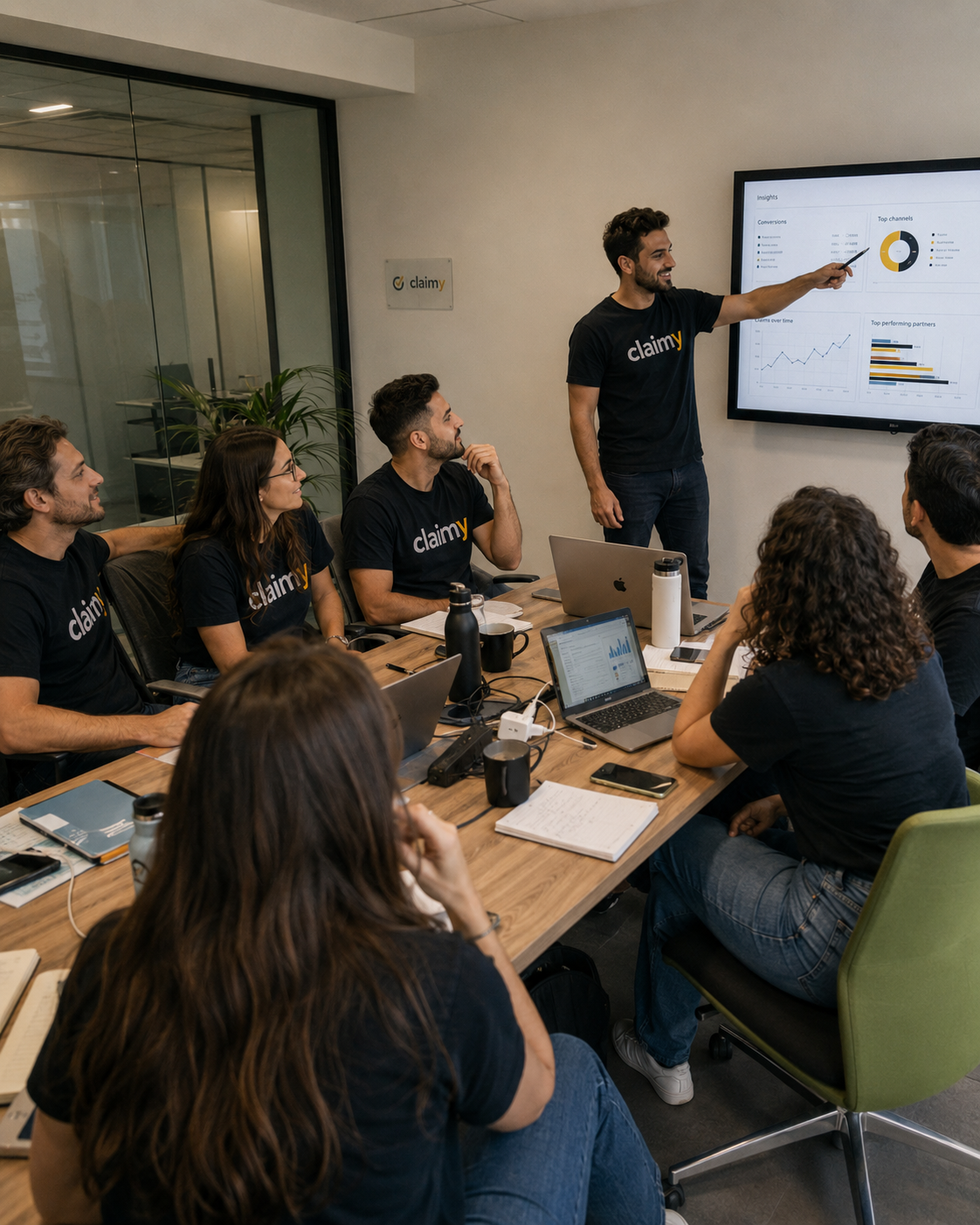 Bastidores Claimy — equipe reunida na sala de reunião analisando indicadores