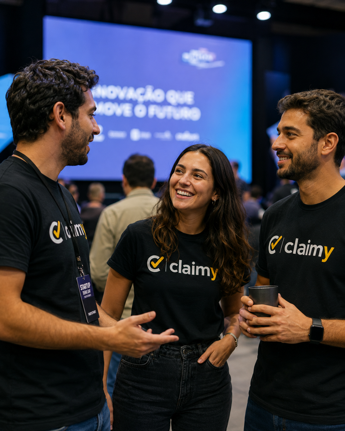 Equipe Claimy em evento conversando com visitantes
